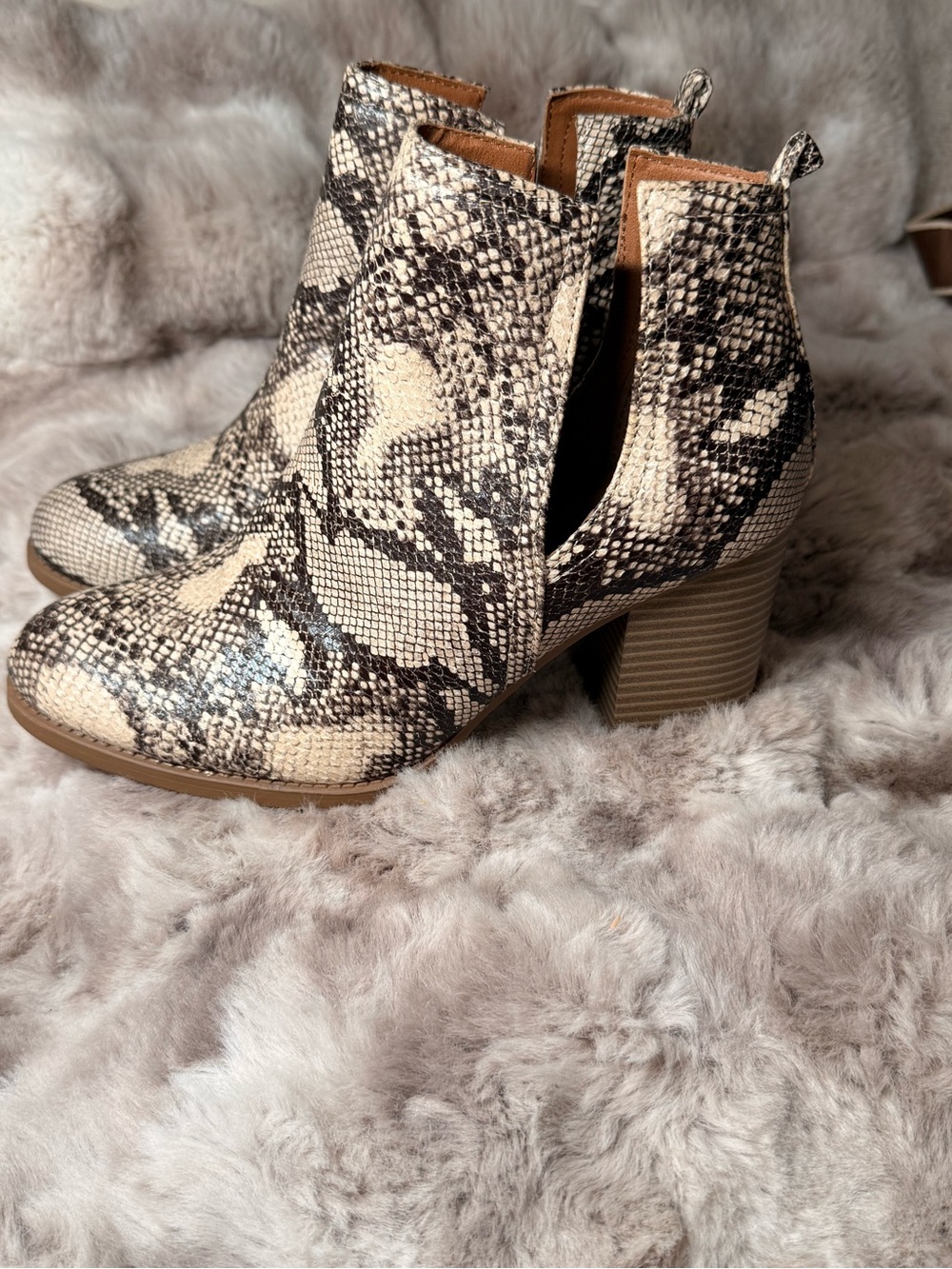 Soda‎ Snake Skin Pattern Boots With Side Opening Size 8 Brand New